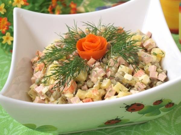 Салат с кукурузой и колбасой — рецепт с фото пошагово