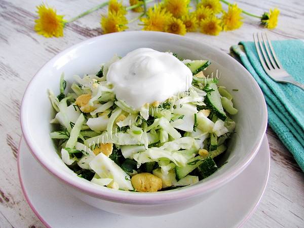 Салат со свежей капустой и огурцом