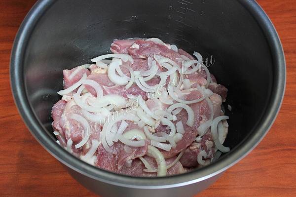 Как приготовить свинину, запеченную в мультиварке