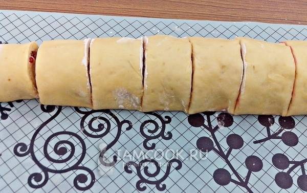 Пирог из готового дрожжевого теста с брусникой и сметаной — рецепты | Дзен
