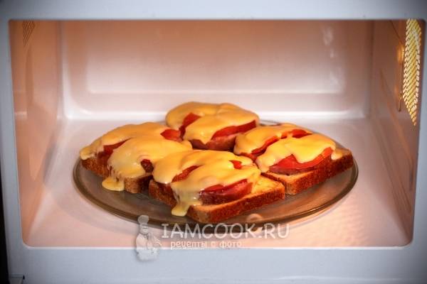 Горячие бутерброды с вареной колбасой, сыром и оливками в микроволновке
