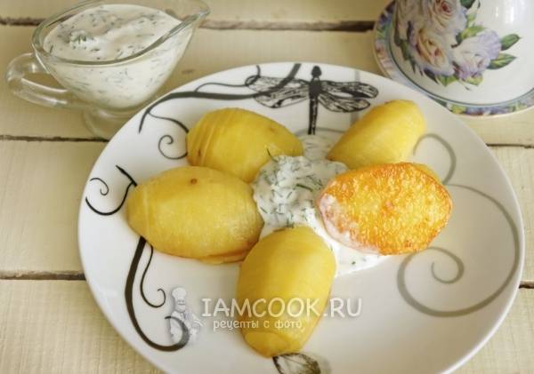 Жареный картофель с соусом 