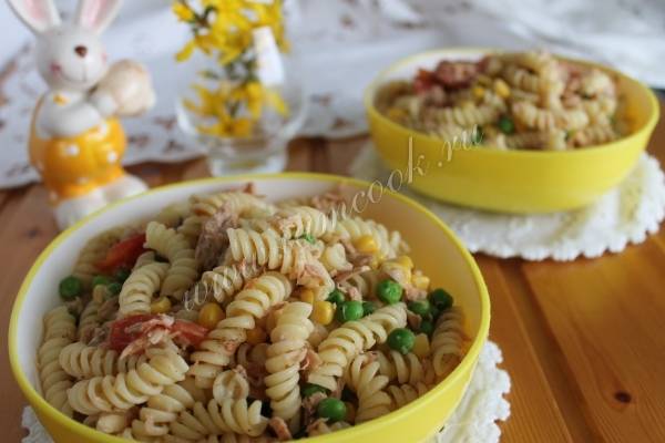 Салат с макаронами и тунцом - Лайфхакер