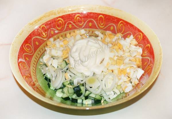 Салат из лука-порея и яиц – много вкуса и мало калорий