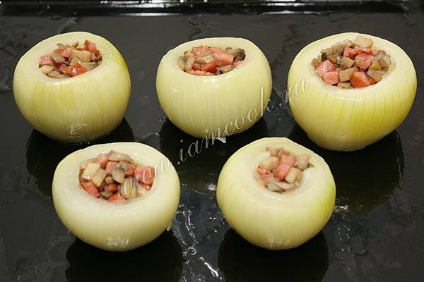 Фаршированный лук, запеченный с грибами, сыром и помидорами черри - Recetín | Recetín