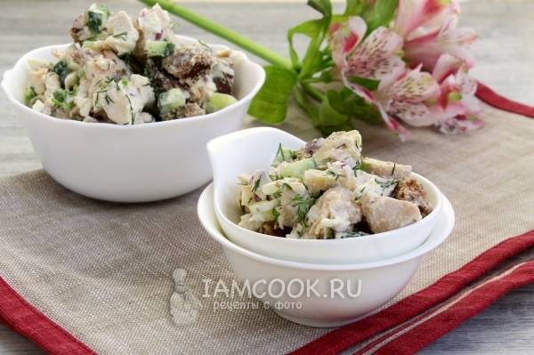 Салат с курицей грибами и маринованными огурцами