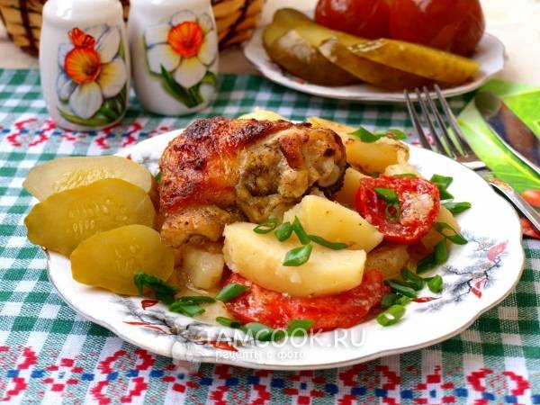 Бедра куриные с картошкой, запечённые в духовке