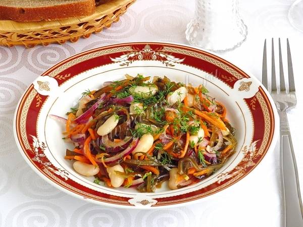 Средиземноморский салат из морепродуктов и фасоли