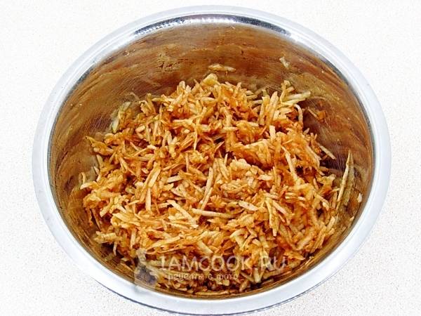 Размешать яблоки с корицей