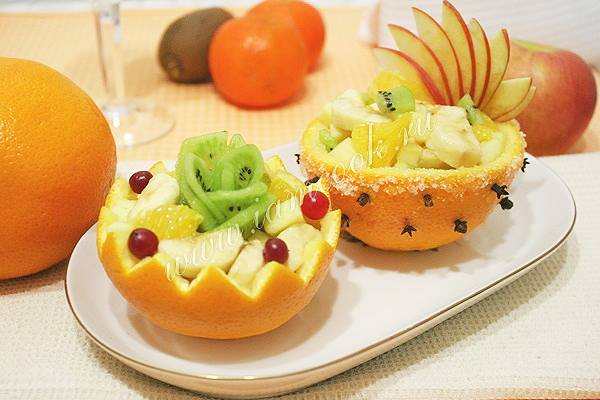 Фруктовый салат с клубникой, черешней, яблоком и апельсином