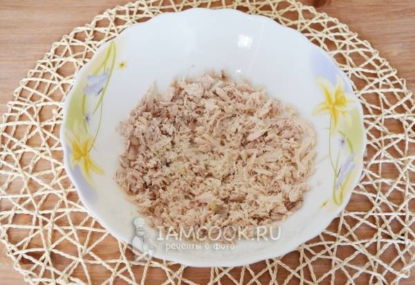 Салат «Подсолнух» с курицей, чипсами и грибами — рецепт с фото пошагово
