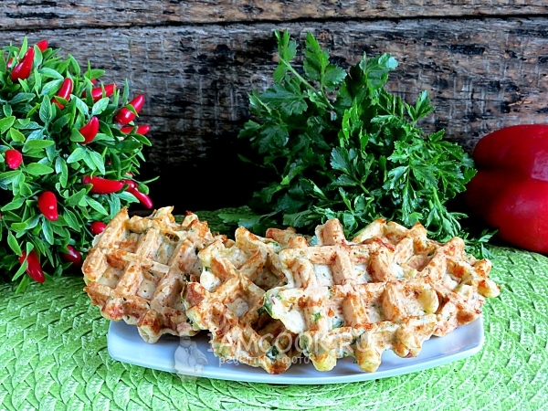 Закусочные сырные вафли с болгарским перцем и зеленью, рецепт с фото