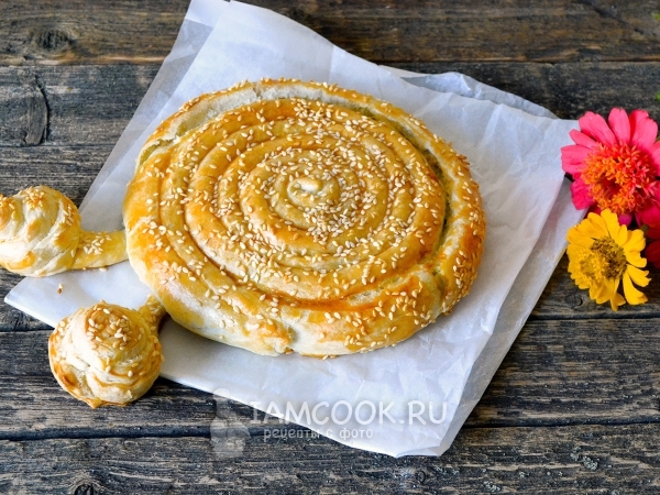 Пирог «Улитка» из слоеного теста с сыром, рецепт с фото