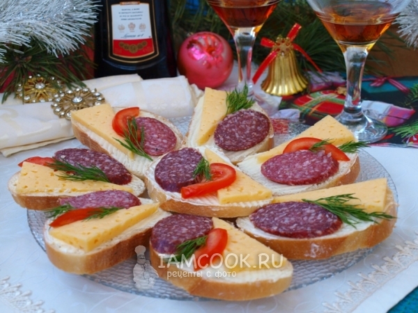 Бутерброды с колбасой на праздничный стол — рецепты с пошаговыми фото и  видео