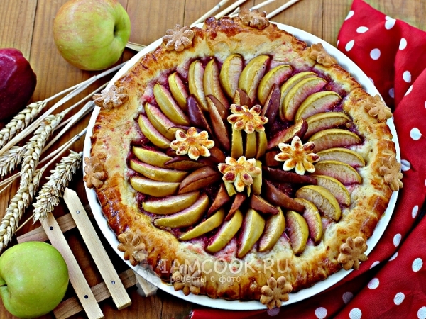 Открытый пирог с яблоками и корицей