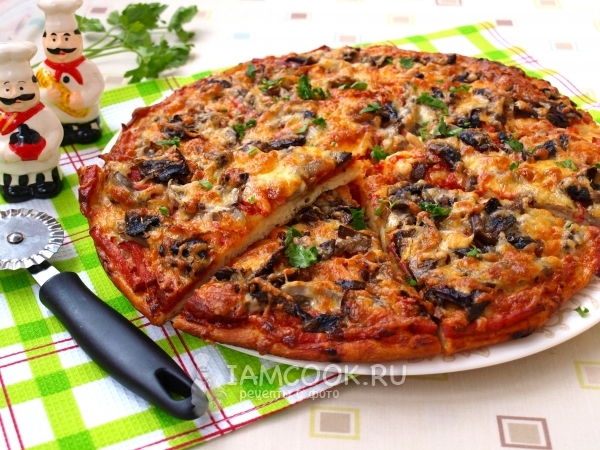 Летняя пицца с колбасой и овощами