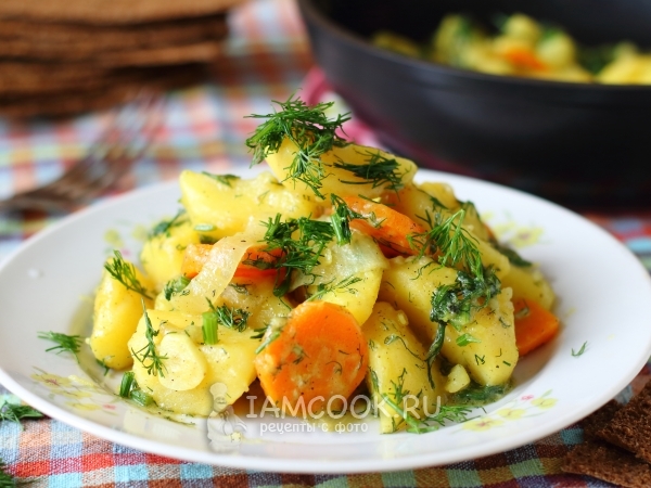 Вкусный Рецепт: Тушеная картошка с морковью и луком
