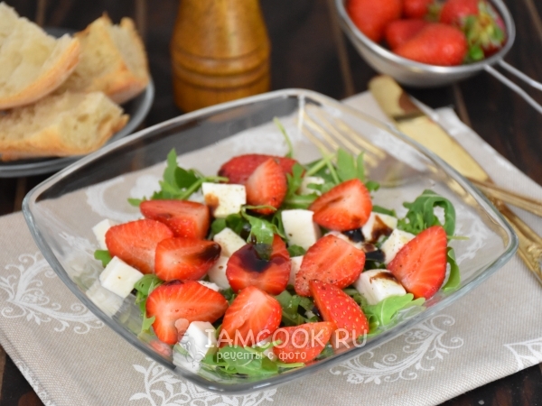 Салат с клубникой, моцареллой и рукколой, рецепт с фото