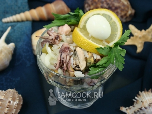 Салат с морепродуктами морской коктейль