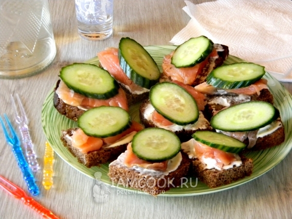 Бутерброды с красной рыбой и огурцом, рецепт с фото
