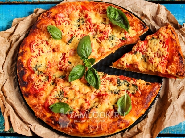Пицца с сосисками и помидорами, рецепт с фото