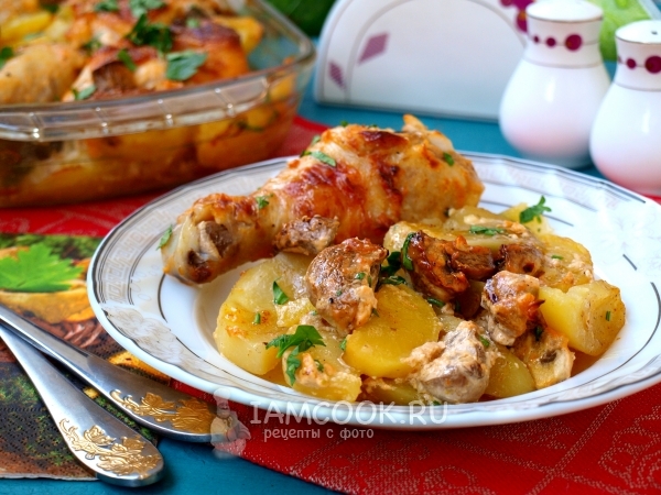 Куриные бедра с грибами и помидорами в духовке — рецепт с фото