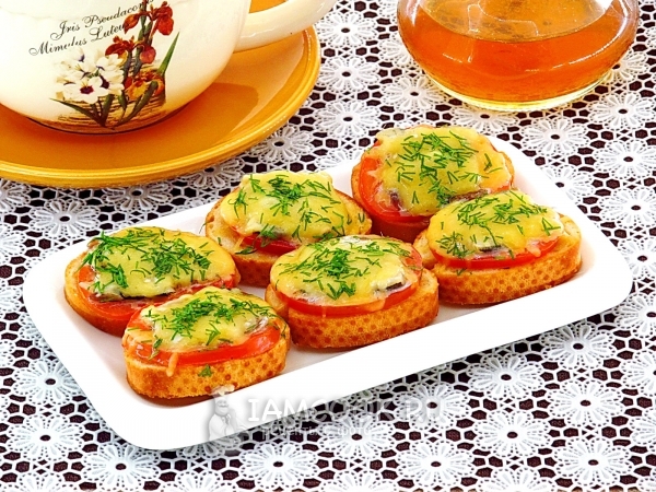 Тартинки с помидором, килькой и сыром, рецепт с фото