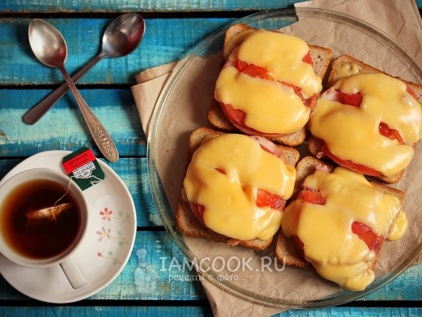Горячие бутерброды с колбасой и сыром на сковороде, рецепт с фото пошагово и видео — gkhyarovoe.ru