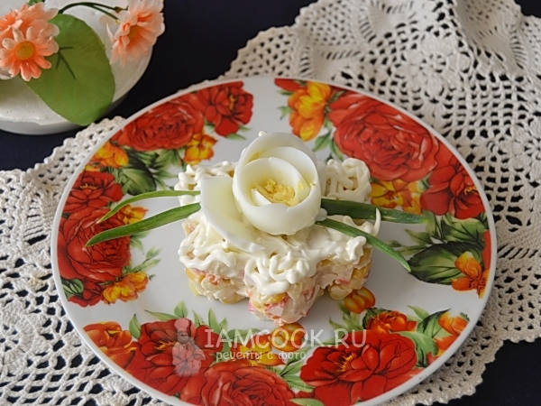 Крабовый салат с консервированной кукурузой, рецепт с фото