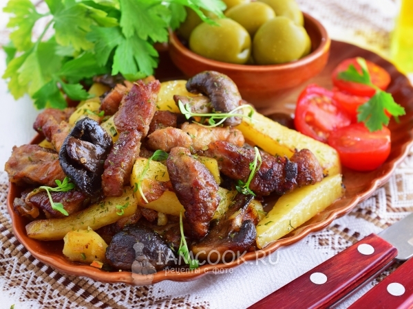 Запеченный картофель с мясом и грибами в сметане – кулинарный рецепт