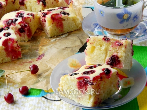 Пирог с клубникой и глазурью - Рецепт с фото