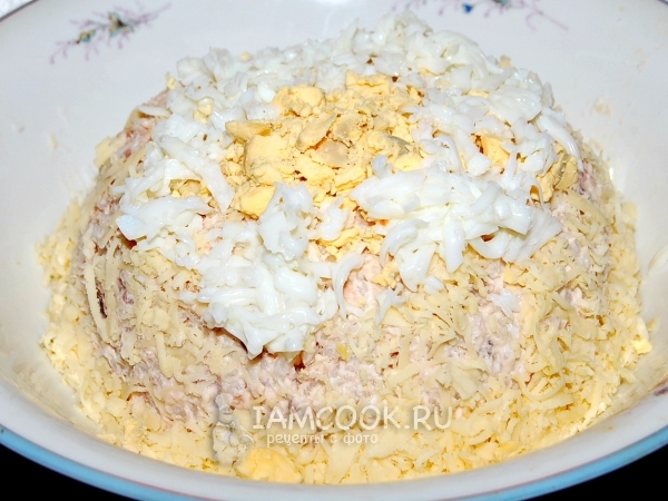 Салат с сыром и копченой горбушей, пошаговый рецепт с фото