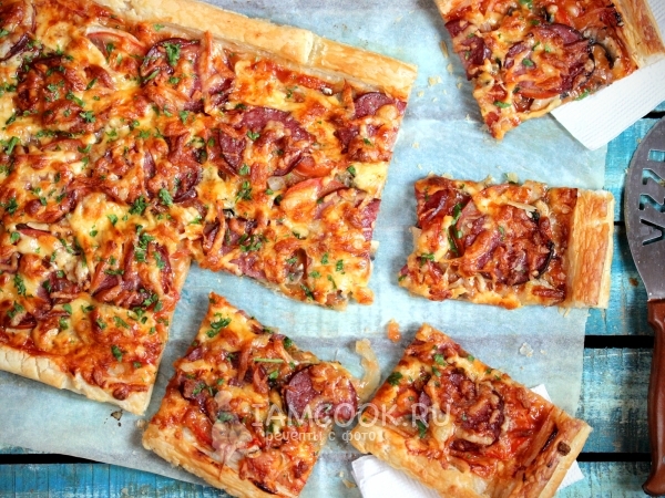 Пицца из слоёного теста с колбасой, рецепт с фото