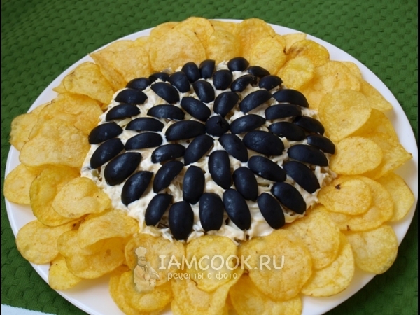 Салат «Подсолнух» с чипсами и балыком, рецепт с фото