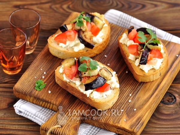 Горячие бутерброды с баклажанами и помидорами в духовке: рецепт - Лайфхакер