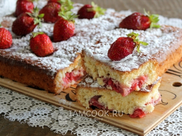 Рецепт: Бисквитный пирог с летними ягодами