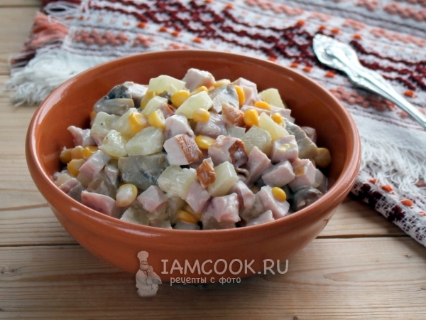 Салат с копченой курицей и маринованными грибами, рецепт с фото