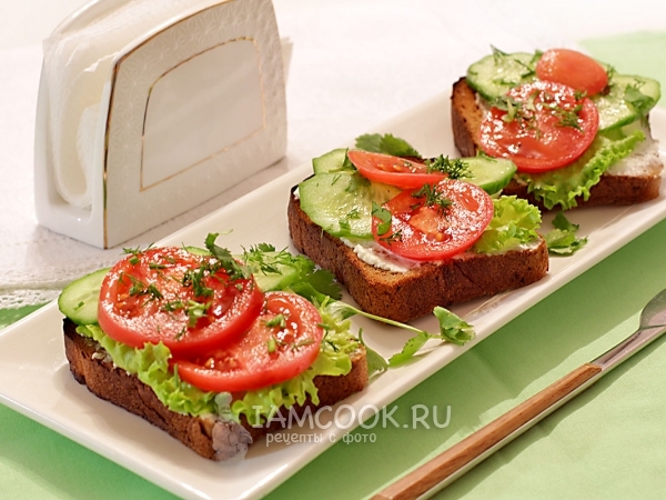 Бутерброды с мягкой брынзой и овощами, рецепт с фото