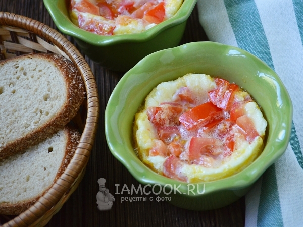 Омлет с колбасой и сыром с помидорами