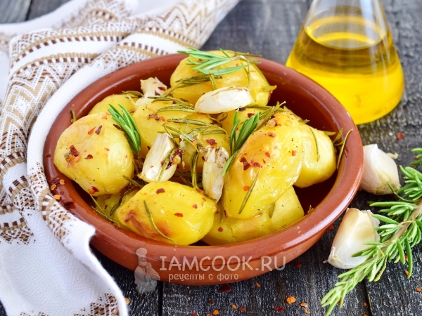 Картофель с розмарином и чесноком в духовке, рецепт с фото