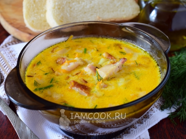 Сырный суп с курицей, шампиньонами и гренками