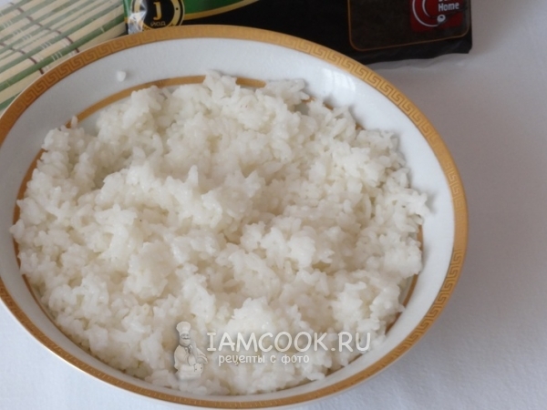 Рисовый уксус - неотъемлемая часть японских блюд: суши и роллов