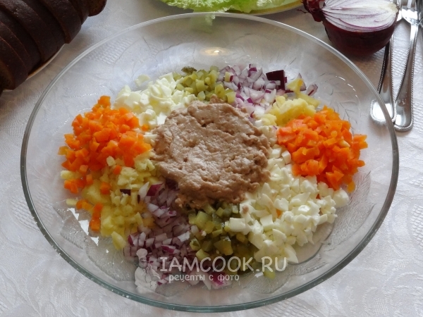 Рецепт: Салат из печени трески | с кукурузой и морковкой